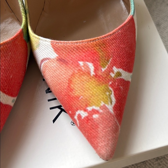 Manolo Blahnik BB 105 Pumps - Picture 13 of 13